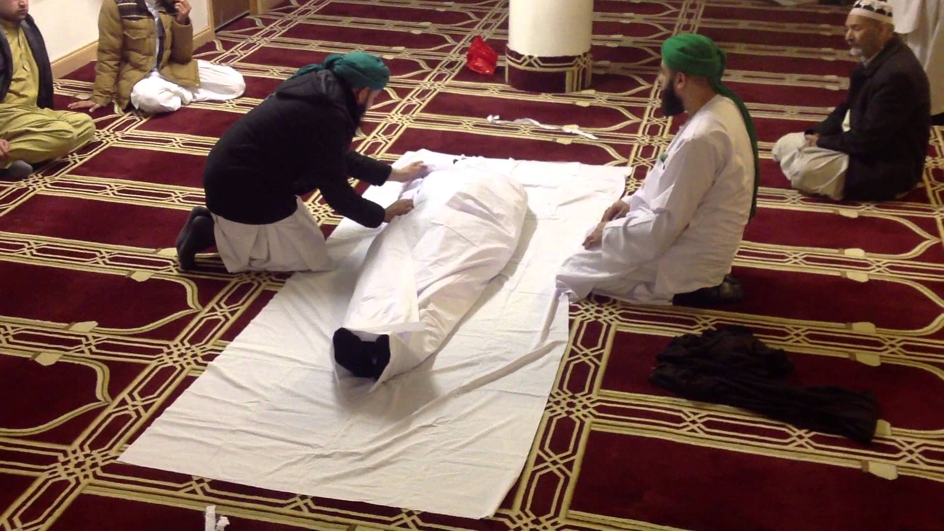 Постель в исламе. Мусульманский саван для похорон. Саван погребальный мусульманский.